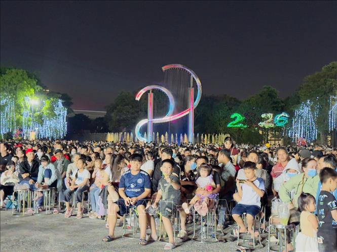 Đông đảo người dân phường Bình Dương tập trung xem chương trình nghệ thuật mừng năm mới. Ảnh: Huyền Trang - TTXVN