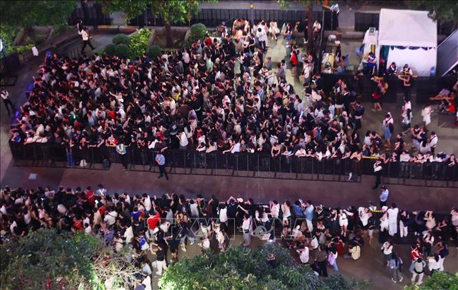 Người dân Thành phố Hồ Chí Minh tập trung đông đúc tại khu vực phố đi bộ Nguyễn Huệ (phường Sài Gòn) để đón xem những màn trình diễn và pháo hoa. Ảnh: Thu Hương - TTXVN