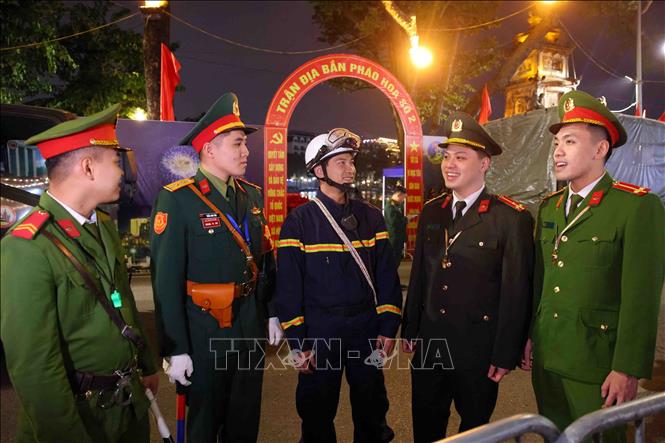 Các lực lương Công an, Quân đội làm nhiệm vụ tại trận địa pháo hoa số 2 - khu vực hồ Hoàn Kiếm. Ảnh: Phạm Kiên - TTXVN