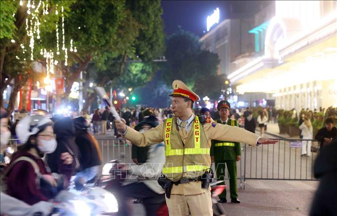 Cán bộ, chiến sĩ đội CSGT số 1 làm nhiệm vụ phân luồng, điều tiết giao thông tại các nút giao trọng điểm. Ảnh: Phạm Kiên - TTXVN