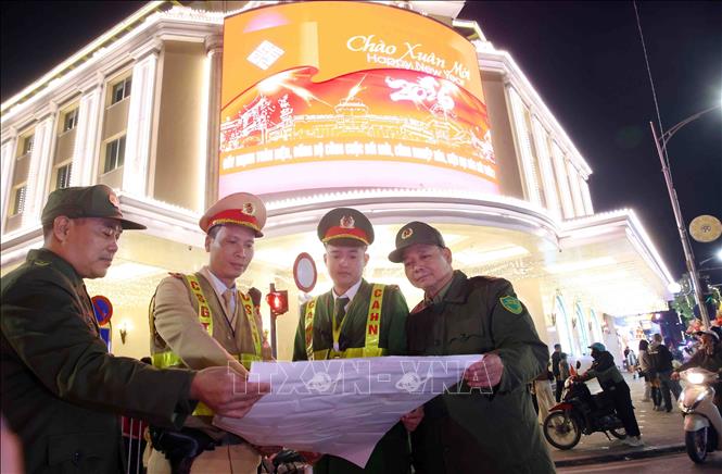 Công an các đơn vị triển khai lực lượng bảo đảm an ninh trật tự khu vực hồ Hoàn Kiếm. Ảnh: Phạm Kiên - TTXVN