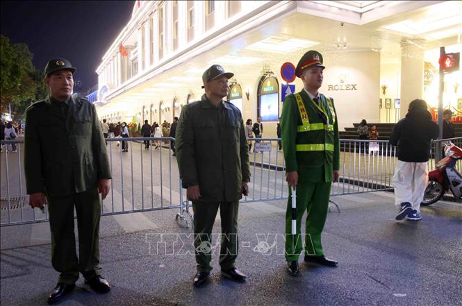 Lực lượng Công an phường Cửa Nam phối hợp với lực lượng an ninh cơ sở làm nhiệm vụ chốt trực tại khu vực hồ Hoàn Kiếm đảm bảo an ninh trật tự cho người dân vui Tết Dương lịch 2026. Ảnh: Phạm Kiên - TTXVN