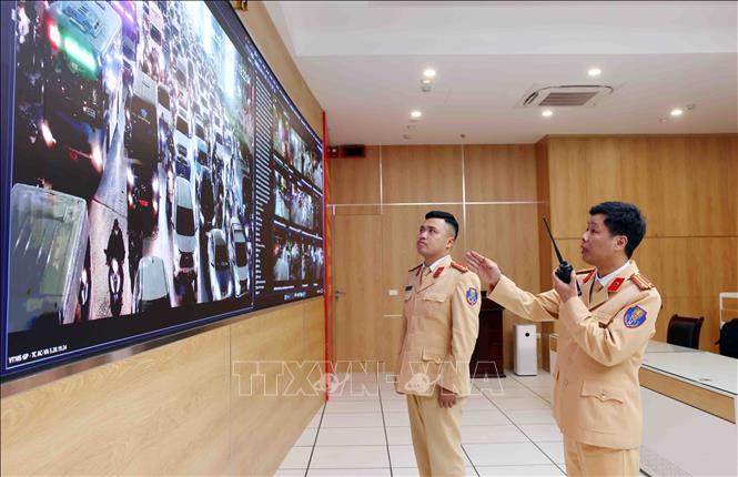 Cán bộ, chiến sĩ Đội Chỉ huy giao thông và điều khiển đèn tín hiệu giao thông làm nhiệm vụ tại Trung tâm điều khiển giao thông Hà Nội. Ảnh: Phạm Kiên - TTXVN