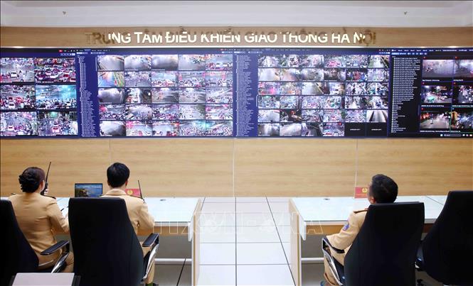 Cán bộ, chiến sĩ Đội Chỉ huy giao thông và điều khiển đèn tín hiệu giao thông làm nhiệm vụ giám sát, điều khiển giao thông tại các tuyến phố trong tối 31/12/2025. Ảnh: Phẩm Kiên - TTXVN