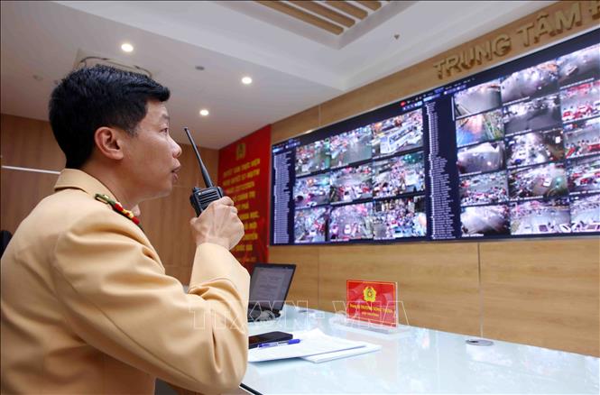 Trung tá Trương Song Thành, Đội trưởng đội Chỉ huy giao thông và điều khiển đèn tín hiệu giao thông trực tiếp điều hành giao thông qua hệ thống Camera AI. Ảnh: Phạm Kiên - TTXVN