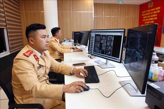 Đội Chỉ huy giao thông và điều khiển đèn tín hiệu giao thông huy động 100% quân số ứng trực trong dịp Tết Dương lịch 2026. Ảnh: Phạm Kiên - TTXVN