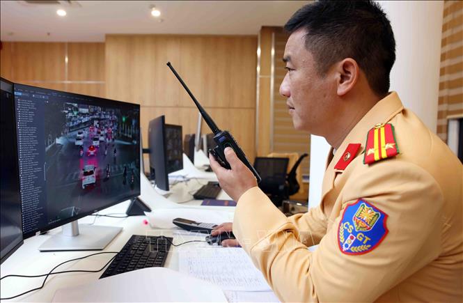 Cán bộ, chiến sĩ Đội Chỉ huy giao thông và điều khiển đèn tín hiệu giao thông làm nhiệm vụ giám sát, điều khiển giao thông tại các tuyến phố trong tối 31/12/2025. Ảnh: Phẩm Kiên - TTXVN