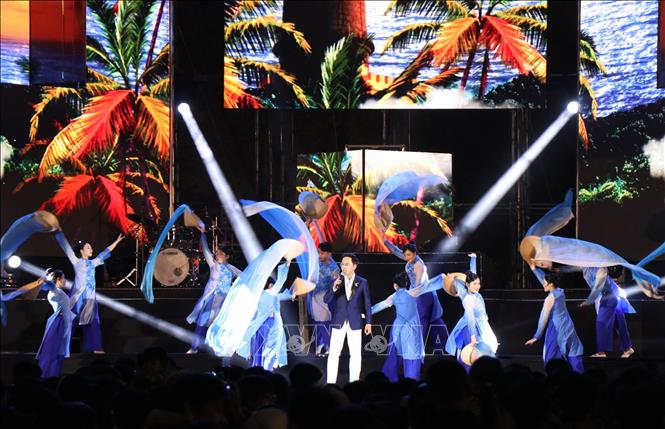 Tiết mục biểu diễn ca ngợi vẻ đẹp của vùng biển Đắk Lắk. Ảnh: Tuấn Anh - TTXVN