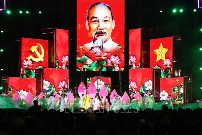 Những tiết mục biểu diễn ca ngợi Đảng quang vinh, Bác Hồ vĩ đại. Ảnh: Tuấn Anh - TTXVN