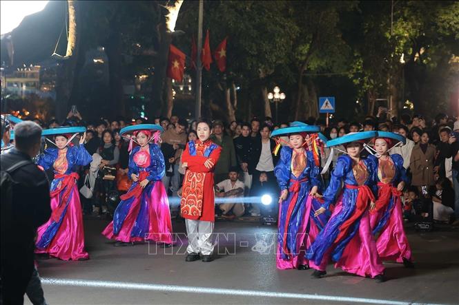 An art programme is held on Hoan Kiem Lake of Hanoi on the New Year's Eve night. VNA Photo