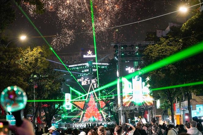 The Hanoi Countdown 2026 programme at Dong Kinh Nghia Thuc Square attracts a lot of people. VNA Photo