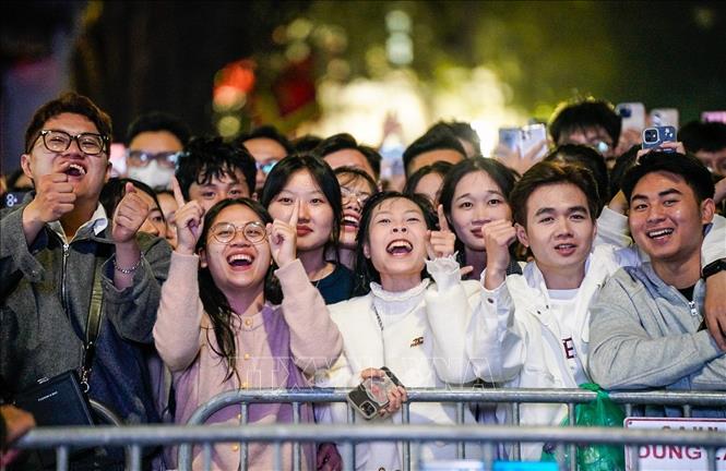 The Hanoi Countdown 2026 programme at Dong Kinh Nghia Thuc Square attracts a lot of people. VNA Photo
