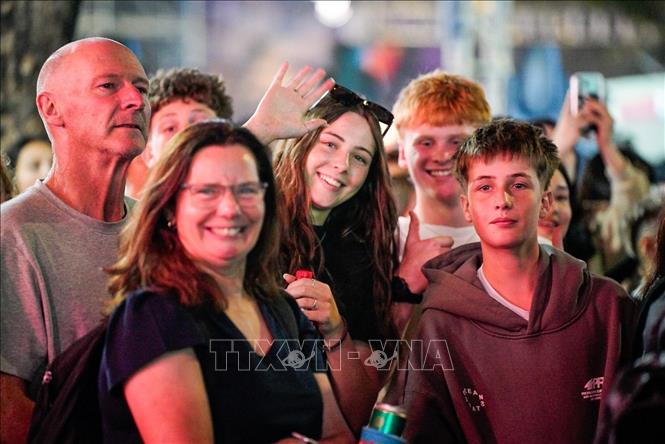 Many foreign tourists join in the Hanoi Countdown 2026 programme at Dong Kinh Nghia Thuc Square. VNA Photo