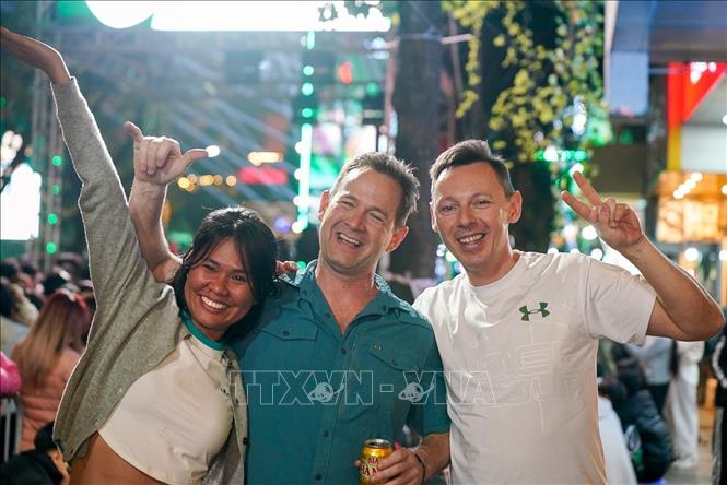 Many foreign tourists join in the Hanoi Countdown 2026 programme at Dong Kinh Nghia Thuc Square. VNA Photo