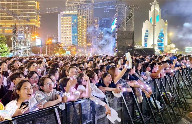 Hàng nghìn người dân và du khách theo dõi chương trình biểu diễn nghệ thuật chào đón năm mới 2026 tại Quảng trường 2 tháng 4 (phường Nha Trang, Khánh Hòa). Ảnh: Nguyễn Thành – TTXVN