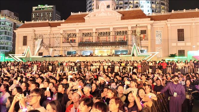 Hàng nghìn người dân và du khách theo dõi chương trình biểu diễn nghệ thuật chào đón năm mới 2026 tại Quảng trường 2 tháng 4 (phường Nha Trang, Khánh Hòa). Ảnh: Nguyễn Thành – TTXVN