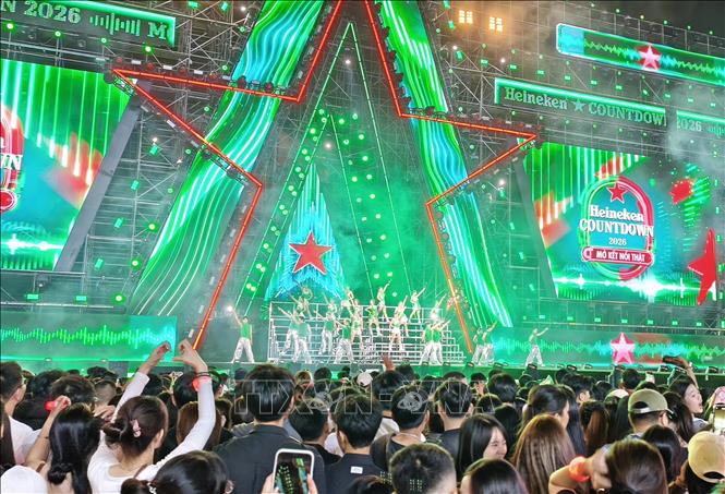 Tối 31/12, tại Quảng trường 2 tháng 4 (phường Nha Trang, Khánh Hòa) diễn ra chương trình biểu diễn nghệ thuật chào đón năm mới 2026 với sự tham gia của nhiều nghệ sĩ. Ảnh: Nguyễn Thành – TTXVN