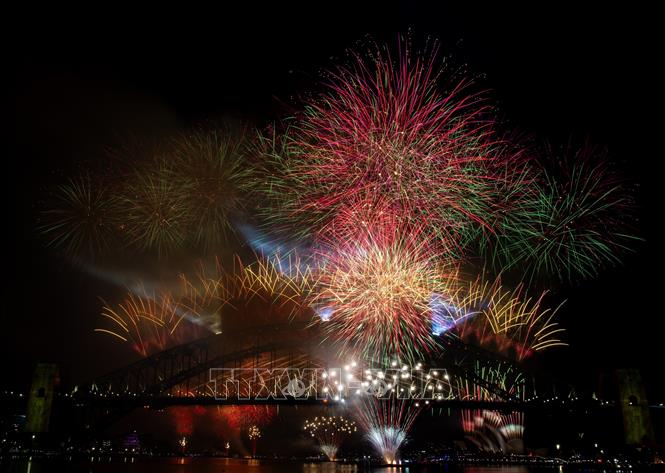Pháo hoa rực rỡ chào đón năm mới 2026 tại Cầu Cảng Sydney, Australia. Ảnh: THX/TTXVN
