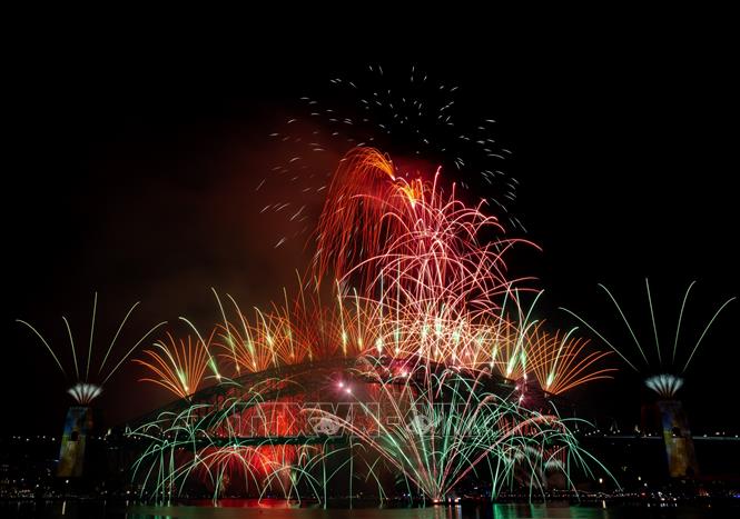 Pháo hoa rực rỡ chào đón năm mới 2026 tại Cầu Cảng Sydney, Australia. Ảnh: THX/TTXVN