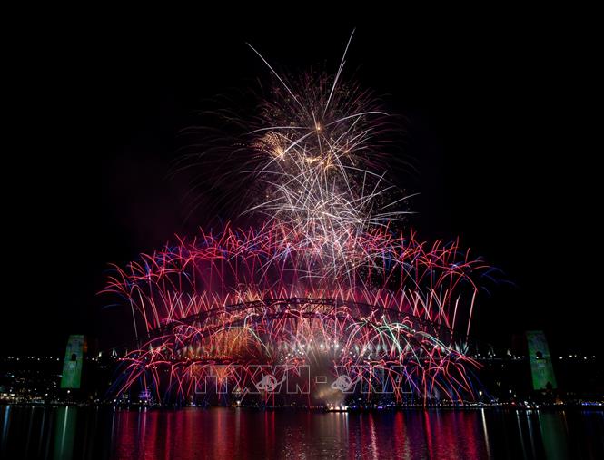 Pháo hoa rực rỡ chào đón năm mới 2026 tại Cầu Cảng Sydney, Australia. Ảnh: THX/TTXVN