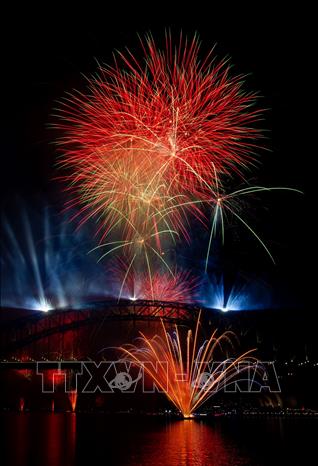 Pháo hoa rực rỡ chào đón năm mới 2026 tại Cầu Cảng Sydney, Australia. Ảnh: THX/TTXVN