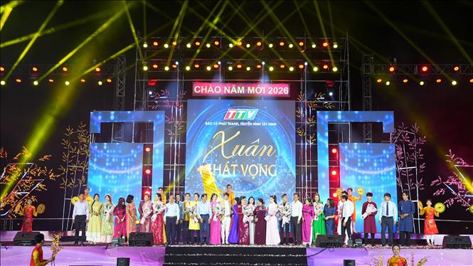 Lãnh đạo tỉnh Tây Ninh và các nghệ sĩ tại Chương trình nghệ thuật “Tây Ninh: Chào năm mới 2026” . Ảnh: Minh Phú - TTXVN