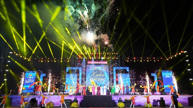 Khoảnh khắc pháo hoa bừng sáng trong đêm giao thừa, gửi gắm niềm tin, khát vọng và những ước vọng tốt đẹp cho năm mới 2026. Ảnh: Minh Phú – TTXVN