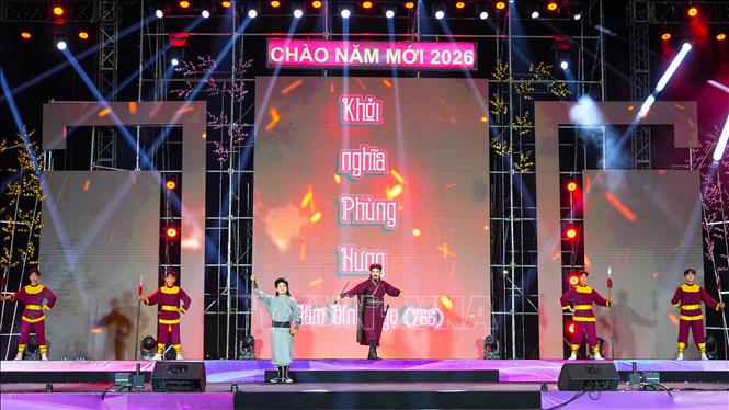 Tiết mục mở màn liên khúc “Những năm Ngọ vang dội non sông” tái hiện khí thế hào hùng của các mốc son lịch sử dân tộc, lan tỏa tinh thần xung kích và khát vọng độc lập, thống nhất. Ảnh: Minh Phú – TTXVN