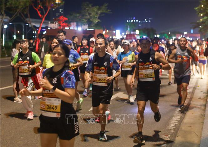 Thousands of runners take part in a 5-km race in Da Nang City to welcome New Year. VNA Photo