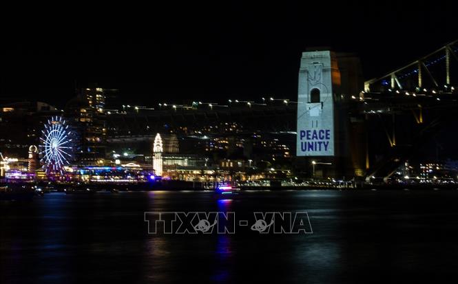 Cầu Cảng Sydney sáng rực màu trắng cùng biểu tượng một chú chim bồ câu trắng và dòng chữ 