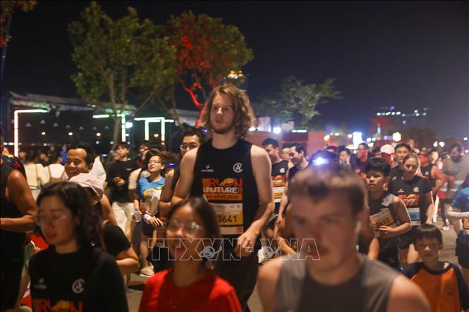 Foreign runners take part in a 5-km race in Da Nang City to welcome New Year. VNA Photo