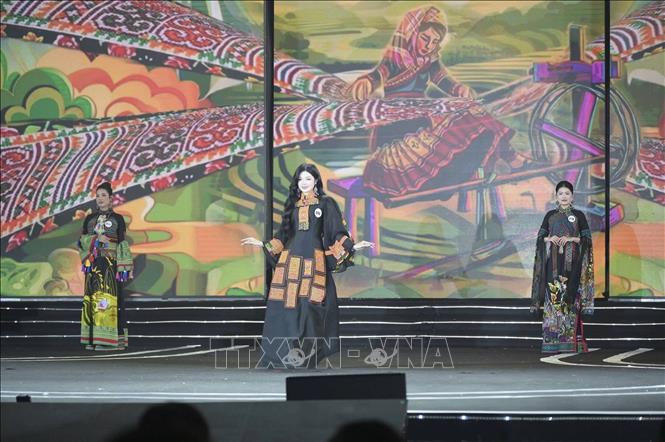 Các thí sinh trong phần thi Trang phục áo dài. Ảnh: Hương Thu TTXVN