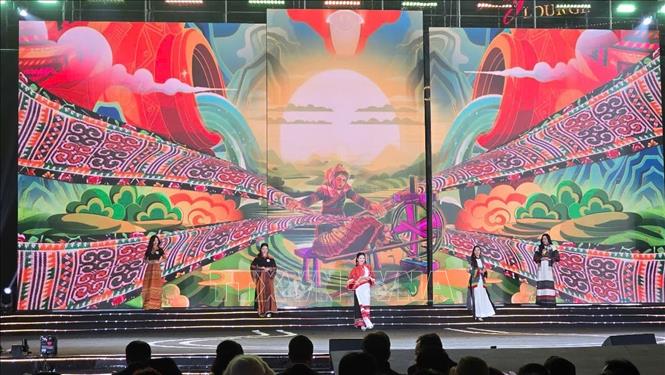 Các thí sinh trong phần thi Trang phục áo dài. Ảnh: Hương Thu TTXVN