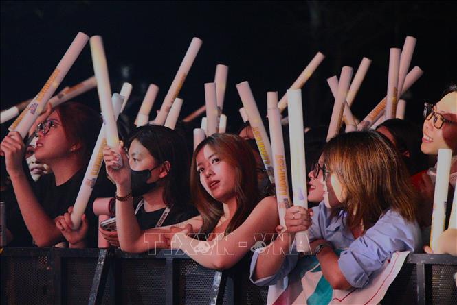 Trong ảnh: Các bạn trẻ hào hứng tham gia chương trình. Ảnh: Nguyễn Hằng - TTXVN