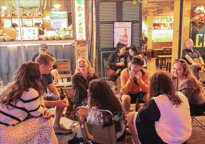 Nhiều khách nước ngoài chọn Hà Nội là điểm đến trong thời khắc chào đón năm mới 2026. Ảnh: Hoàng Hiếu - TTXVN