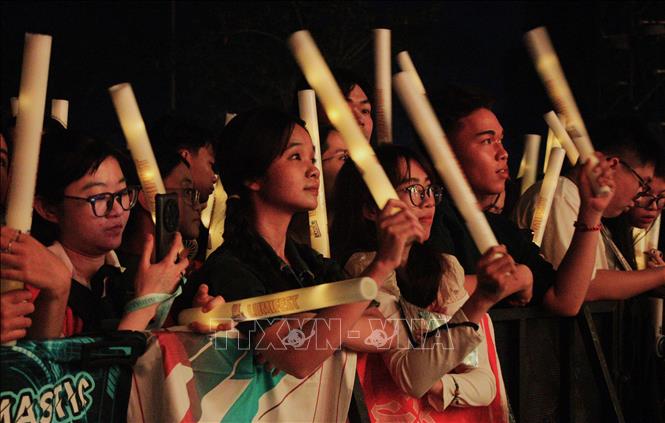 Các bạn trẻ hào hứng tham gia chương trình. Ảnh: Nguyễn Hằng - TTXVN