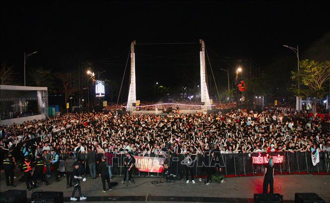 Đông đảo người dân hào hứng đón chờ chương trình countdown chào năm mới 2026. Ảnh: Nguyễn Hằng - TTXVN