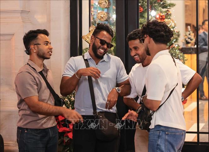 Nhiều khách nước ngoài chọn Hà Nội là điểm đến trong thời khắc chào đón năm mới 2026. Ảnh: Hoàng Hiếu - TTXVN