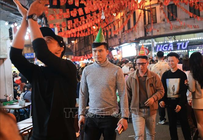 Khu vực các phố quanh Hồ Gươm đón nhiều người dân và du khách nước ngoài tới vui chơi, thưởng thức ẩm thực, chờ đón năm mới 2026. Ảnh: Hoàng Hiếu - TTXVN