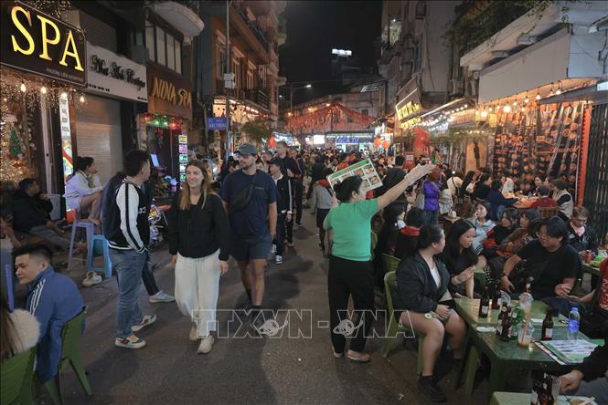 Khu vực các phố quanh Hồ Gươm đón nhiều người dân và du khách nước ngoài tới vui chơi, thưởng thức ẩm thực, chờ đón năm mới 2026. Ảnh: Hoàng Hiếu - TTXVN