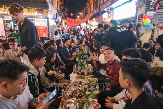Khu vực các phố quanh Hồ Gươm như Lương Ngọc Quyến, Tạ Hiện... đón nhiều người dân và du khách nước ngoài tới vui chơi, thưởng thức ẩm thực, chờ đón năm mới 2026. Ảnh: Hoàng Hiếu - TTXVN