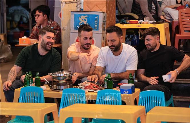 Nhiều du khách nước ngoài chọn Hà Nội là điểm đến để đón Countdown chào năm mới 2026. Ảnh: Hoàng Hiếu - TTXVN