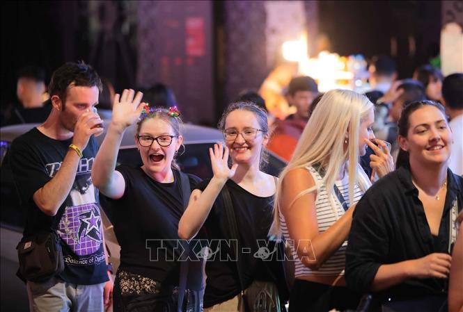 Khu vực phố cổ Hà Nội đón nhiều du khách quốc tế đến vui chơi, chờ đón năm mới 2026. Ảnh: Hoàng Hiếu - TTXVN