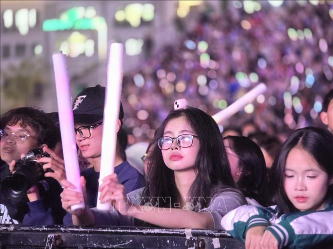 Người dân háo hức đón chờ khoảnh khắc bước qua giao thừa, đón năm 2026. Ảnh: Thanh Vân-TTXVN 