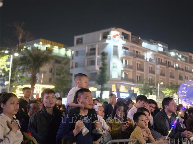 Người dân háo hức đón chờ khoảnh khắc bước qua giao thừa, đón năm 2026. Ảnh: Thanh Vân-TTXVN 