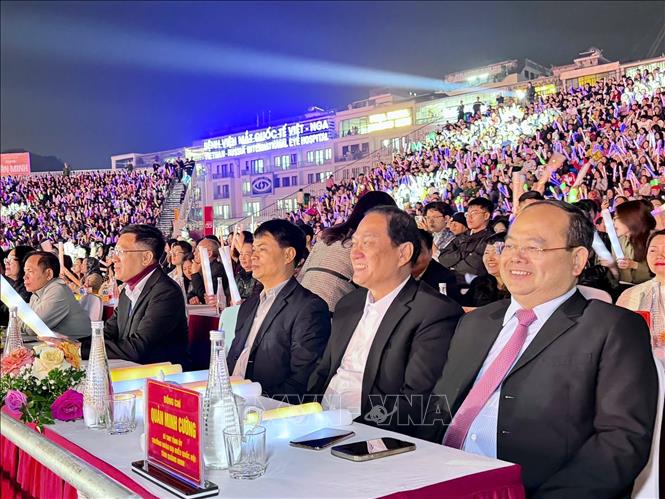 Ông Quản Minh Cường (ngoài bên phải) cùng các đại biểu và nhân dân đón chờ khoảnh khắc giao thừa. Ảnh: Thanh Vân-TTXVN 