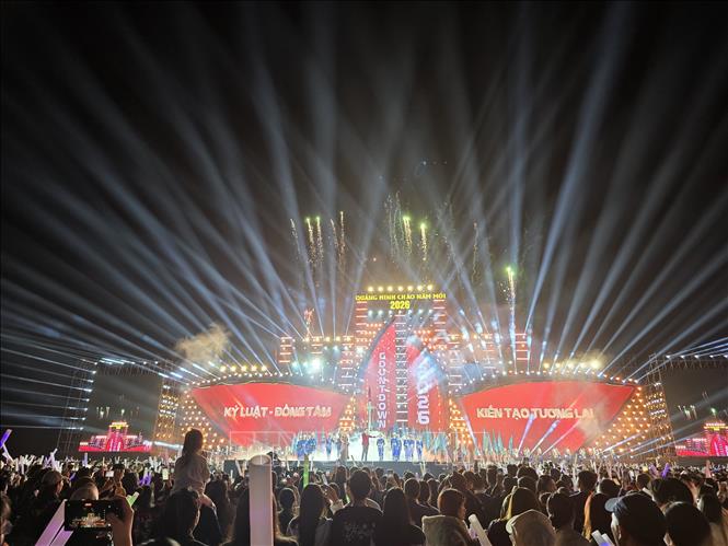 Countdown Chào đón năm mới 2026 của Quảng Ninh thu hút đông đảo nhân dân và du khách tham gia. Ảnh: Thanh Vân-TTXVN 
