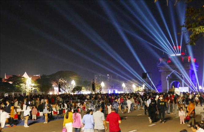 Hàng vạn người dân Lào và du khách quốc tế đổ về Công viên Patouxay (Khải hoàn môn) ở trung tâm thủ đô Viêng Chăn để chào đón năm mới 2026. Ảnh: Xuân Tú - PV TTXVN tại Lào