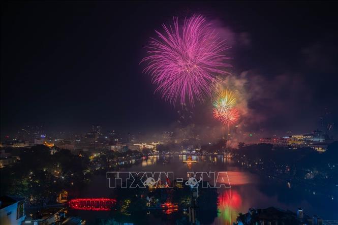 Fireworks display on Hoan Kiem Lake of Hanoi. VNA Photo