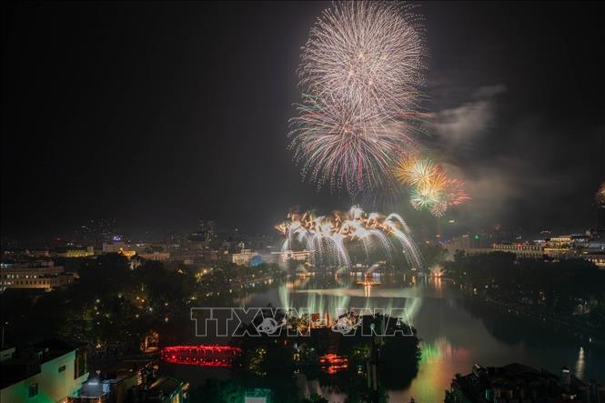 Fireworks display on Hoan Kiem Lake of Hanoi. VNA Photo